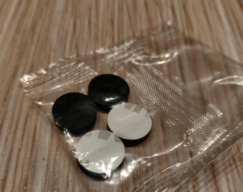 Vier übrig gebliebene Gummifüße.