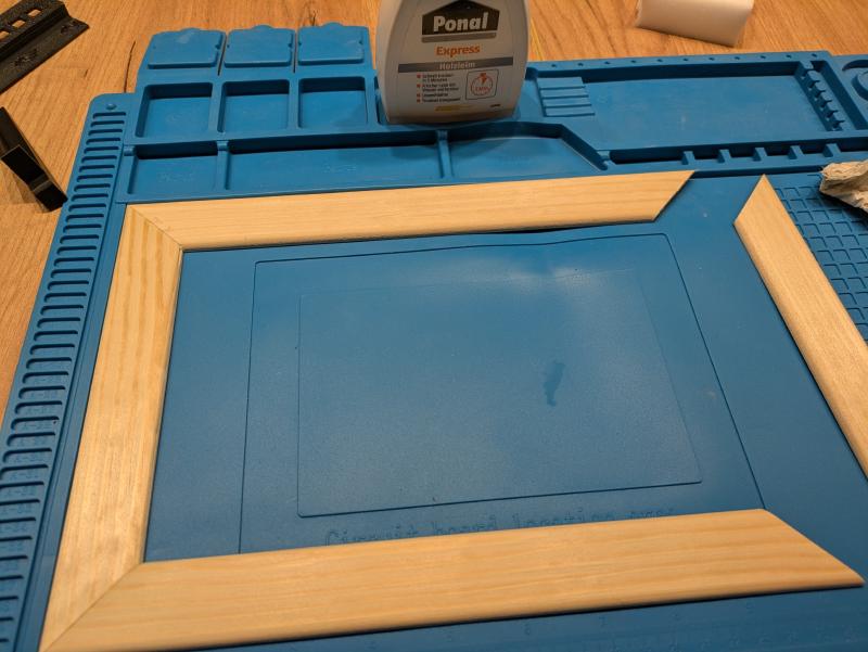 Mit Holzleim werden die Teile stirnseitig verklebt