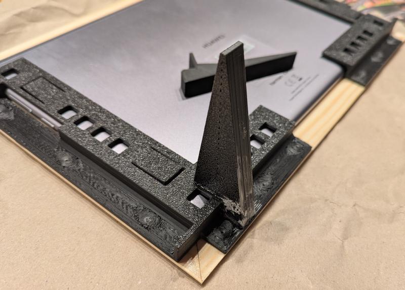 Auch die Füße lassen sich problemlos ankleben